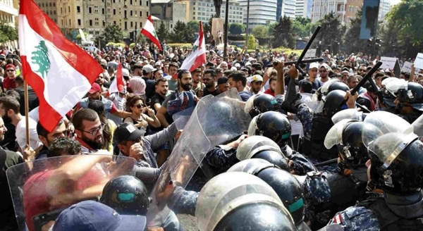  احتجاجات غاضبة تجتاح لبنان