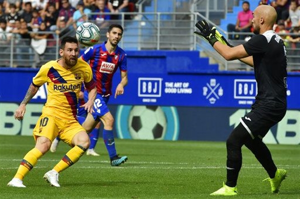 ميسي يقود برشلونة لهزيمة إيبار وصدارة الليغا 