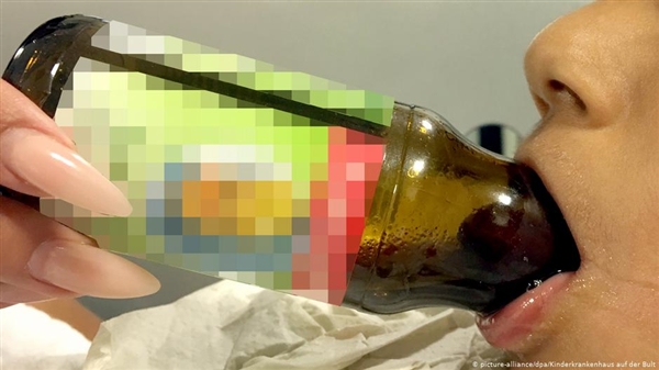 هل سبق أن علق لسان طفلك في زجاجة؟ ..بخدعة ذكية يمكنك تخليصه