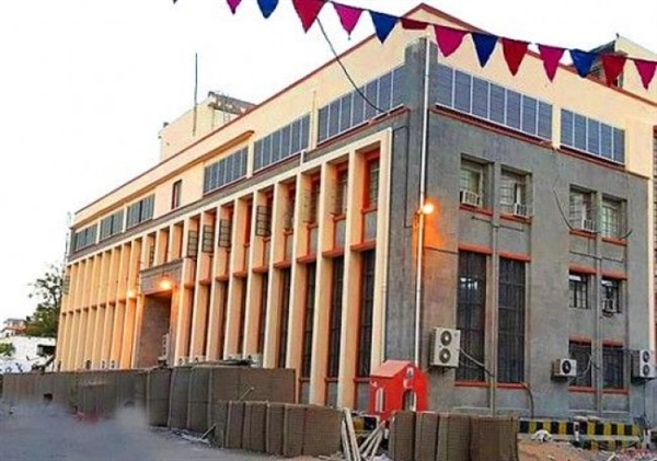 مليشيات الانتقالي المدعومة إماراتيا تهاجم البنك المركزي في عدن 