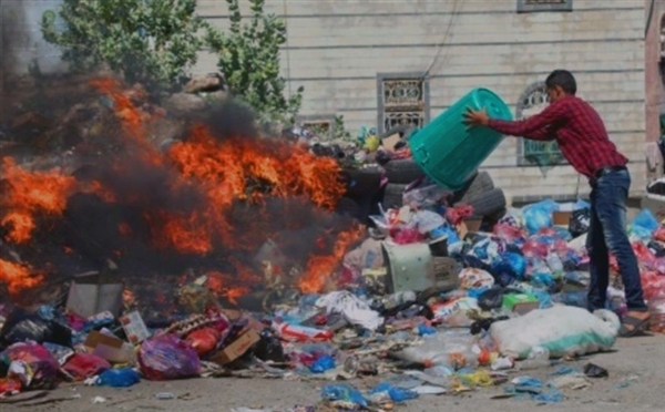 أكوام القمامة تجلب بلاء الكوليرا إلى مدينة تعز التاريخية 