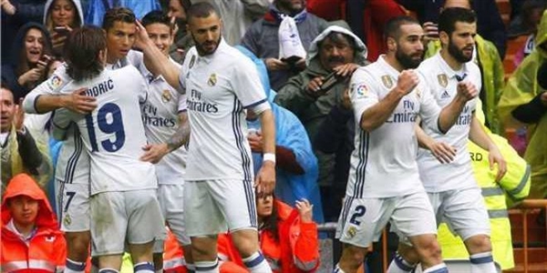 ريال مدريد يكتسح إيبار برباعية نظيفة ويعتلي صدارة "الليغا"