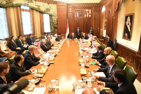 الرئيس يلتقي سفراء دول العشرين ويطالبهم بدعم تنفيذ اتفاق الرياض