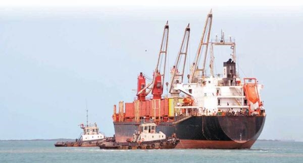 الحكومة تمنح أربع سفن وقود تصريح الدخول للتفريغ في ميناء الحديدة