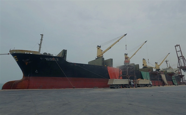 بعد موافقة الشرعية.. الحوثيون: مشتقات نفطية تدخل ميناء الحديدة