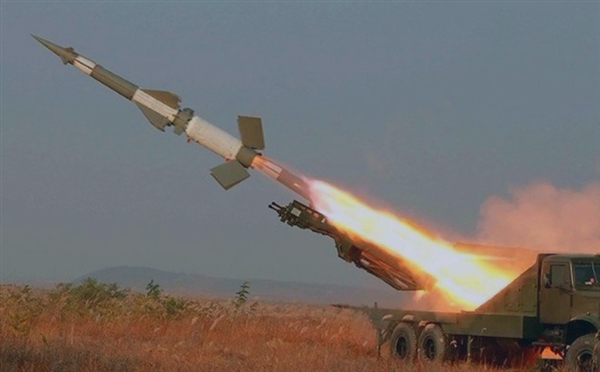 قصف صاروخي يودي بحياة 6 قيادات عسكرية بالجيش اليمني في مأرب