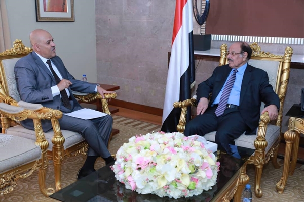 نائب الرئيس يوجه بسرعة صرف رواتب الجيش في تعز
