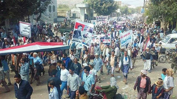 مظاهرة  حاشدة في تعز تطالب برفع المواقع المستحدثة في التربة