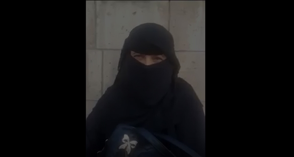 امرأة يمنية تستغيث لمنع تزويج طفلتها لمحكوم عليه بالاعدام (فيديو)
