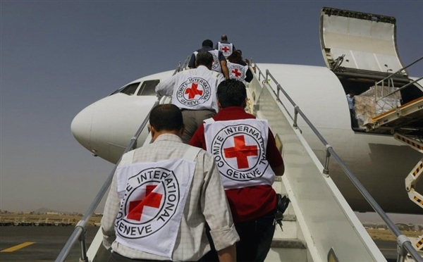 الصليب الأحمر يعلن نقل 128 محتجزا من السعودية إلى صنعاء