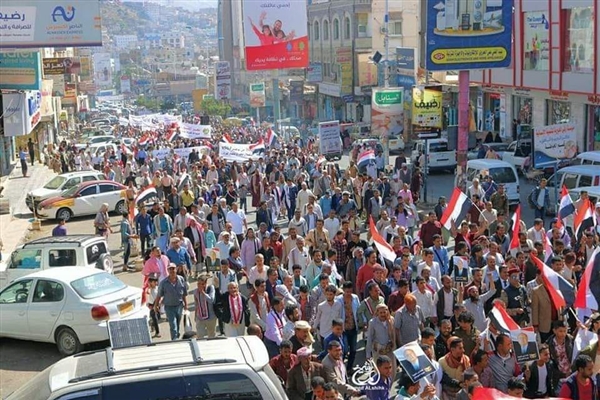 مظاهرة حاشدة في تعز احتفاءً بذكرى عيد الجلاء