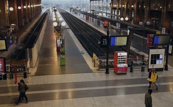 اضراب فرنسا يشل قطاع المواصلات ويعدم حركة السياحة 