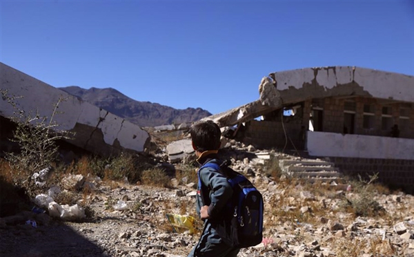 الدراسة تحت أسقف المدارس المدمرة .. مأساة يرويها أطفال اليمن