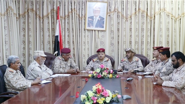 وزير الدفاع يوجه برفع اليقظة والاستعداد القتالي