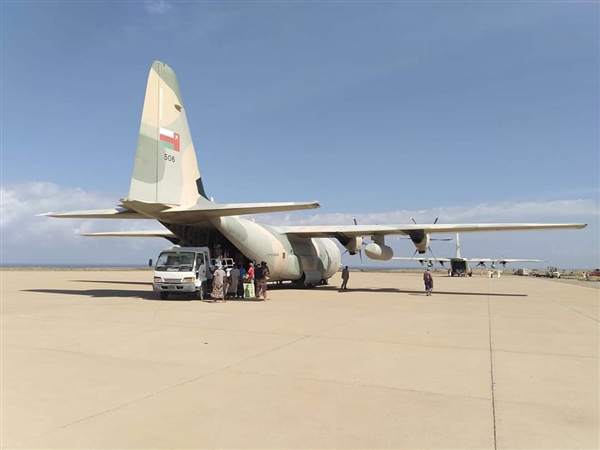 أولى طائرات الجسر الجوي العماني تحط رحالها في سقطرى