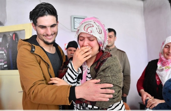 شكره وزراء ومسؤولون.. لاجئ سوري يتحول إلى  بطل "زلزال تركيا" .. ما قصته؟