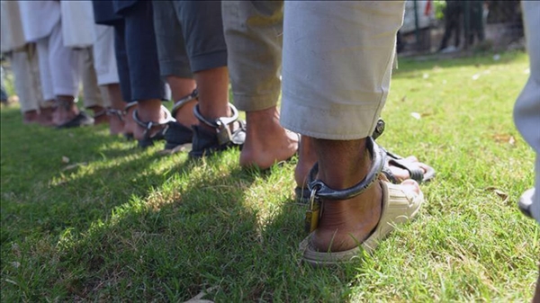 بينما يعود الأطفال بسببها جثامين .. مليشيات الحوثي تعلن إطلاق سراح 64 طفلاً