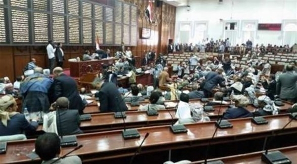 الحوثيون يعتزمون سحب الثقة عن عدد من النواب الموالين لهم تمهيدا لمحاكمتهم (أسماء)
