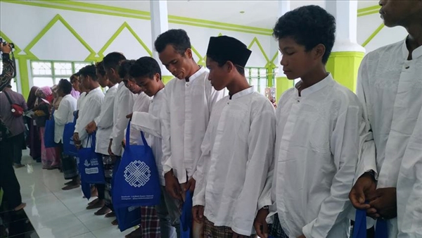 300 شخص يعتنق الإسلام جماعياً في إندونيسيا