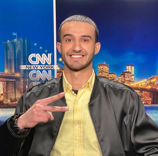 أثنى عليه أوباما .. شاب يمني يقدم الوجبات " مجاناً " للعملاء المحتاجين مقابل لعبة بسيطة في أمريكا
