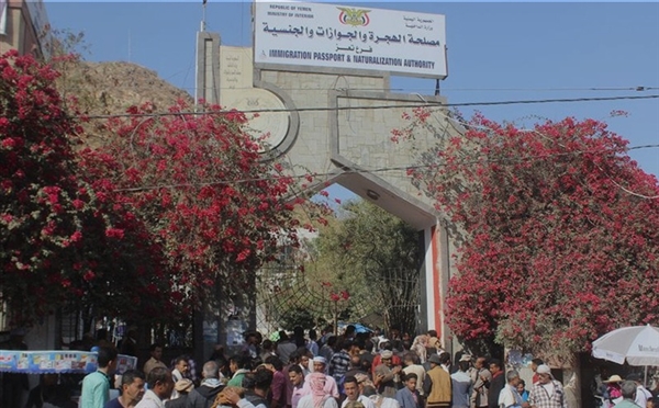 تعز : إغلاق مصلحة الهجرة والجوازات يزيد معاناة المواطنين