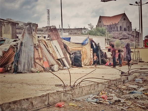 النازحون في اليمن .. قصص مؤلمة ومعاناة ليس لها حدود 