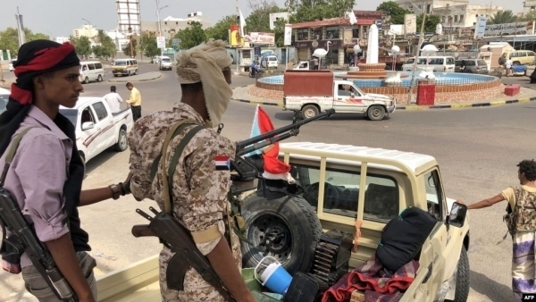 مليشيات الانتقالي تقصف قوات الجيش في أبين