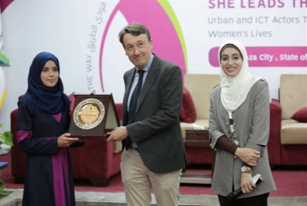 نور جبر.. فلسطينية تحيك بأناملها خيوط التطريز الفلاحي على الخشب