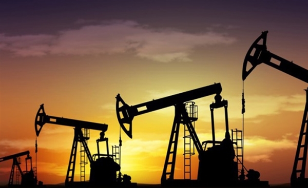 النفط يتراجع والعقود الآجلة للخام الأمريكي تسجل أقل مستوى منذ 1999