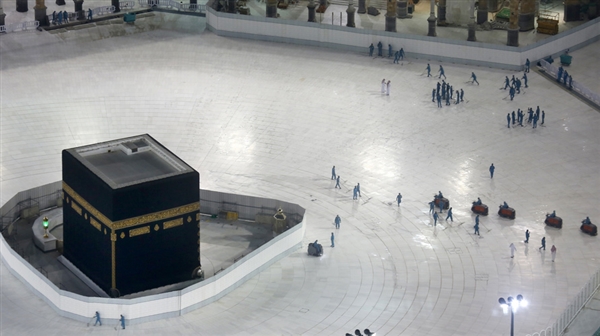 كورونا.. السعودية تتراجع عن حظر التراويح في الحرمين بشروط