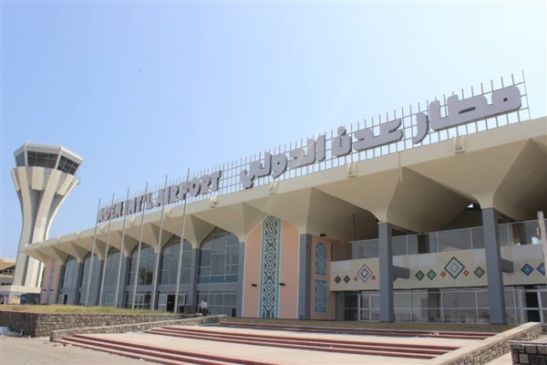 وصول عشرات اليمنيين العالقين في مصر إلى مطار عدن