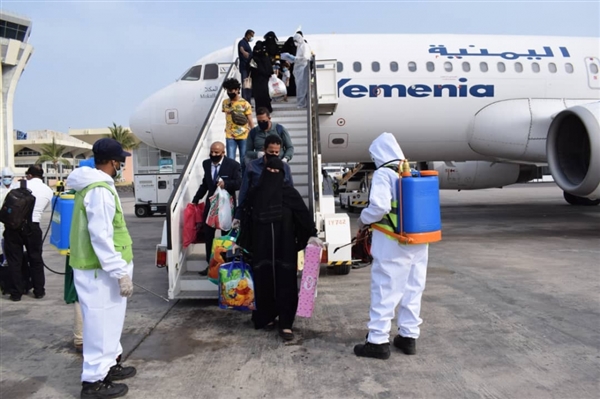 وصول 51 مواطناً يمنياً من العالقين في اثيوبيا إلى مطار عدن