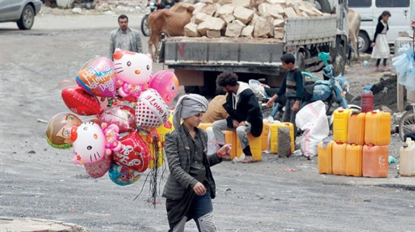 جراء توقف المرتبات.. سكان صنعاء يستعيضون عن الأضاحي بالأسماك والدجاج 