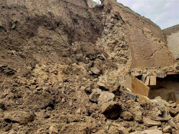 انهيار أجزاء من سور صنعاء القديمة المصنفة بالتراث العالمي بسبب الأمطار