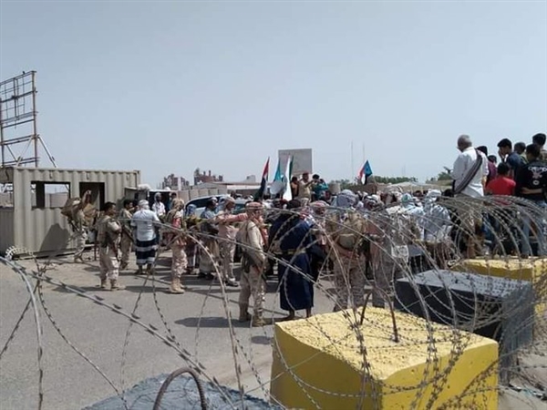 متقاعدون عسكريون يغلقون مقر التحالف العربي بعدن للمطالبة بالرواتب