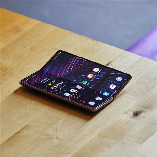 خلال 5 أيام.. 80 ألف طلب لشراء هاتف سامسنوج القابل للطي!