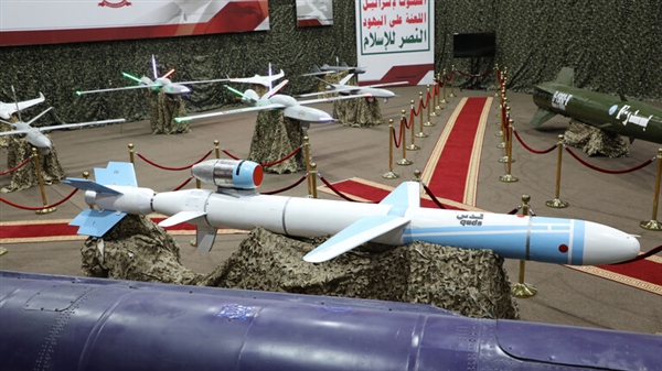 رسميا.. إيران تعلن نقل تكنولوجيا عسكرية للحوثيين لصناعة الصواريخ والطائرات المسيرة