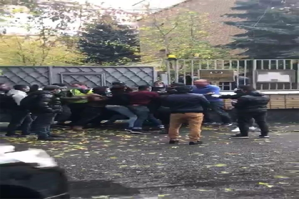 إصابة ثلاثة طلاب جراء تفريق الشرطة الروسية وقفة احتجاجية أمام السفارة اليمنية بموسكو