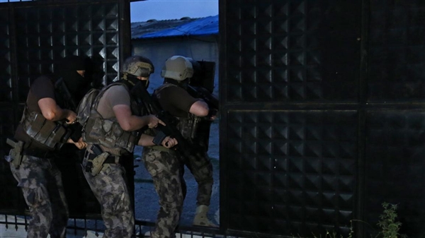 تركيا توقف شخصا للاشتباه في تجسسه على معارضين عرب لصالح الإمارات