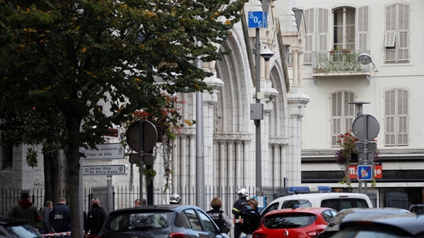 مقتل 3 أشخاص بهجوم بسكين في مدينة نيس الفرنسية