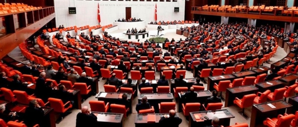 رئيس البرلمان التركي: توقيف الشرطة الفرنسية لأطفال "بلطجة"
