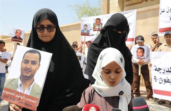 أسرة الصحفي المنصوري تعلن تدهور صحته وتطالب مليشيات الحوثي بالإفراج عنه