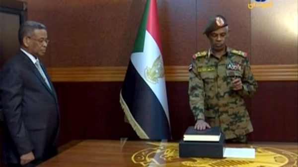 Sudan'da askeri geçiş konseyi lideri yemin ederek göreve başladı