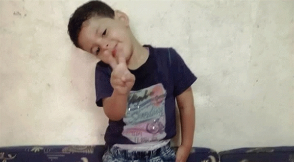 Yemen'de 4 yaşındaki çocuk babası gibi kurşunların  hedefi oldu