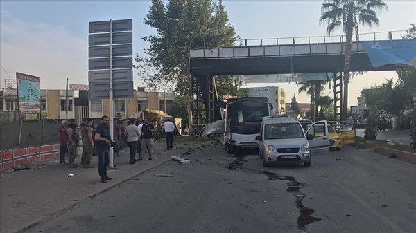 Adana'da polis servisine bombalı saldırı