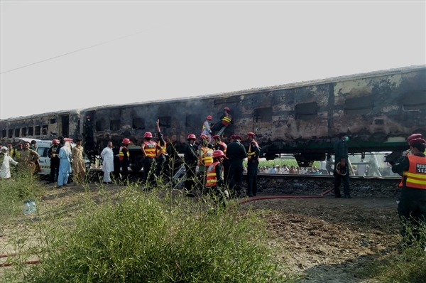  Pakistan'da tren faciası: 65 ölü