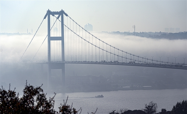 İstanbul’da sis kartpostallık görüntüler oluşturdu