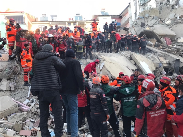 Depremde yaşamını yitirenlerin sayısı artıyor