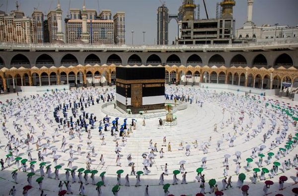 Kabe’de sosyal mesafeli tavaf