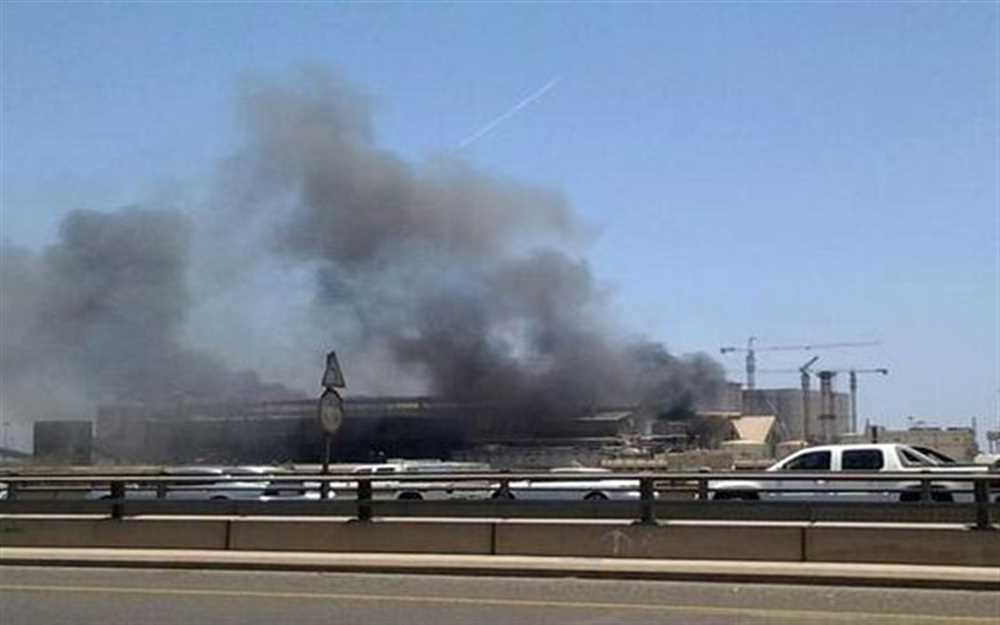 حريق بناقلة نفط غرب السعودية بسبب قصف من مصدر مجهول
